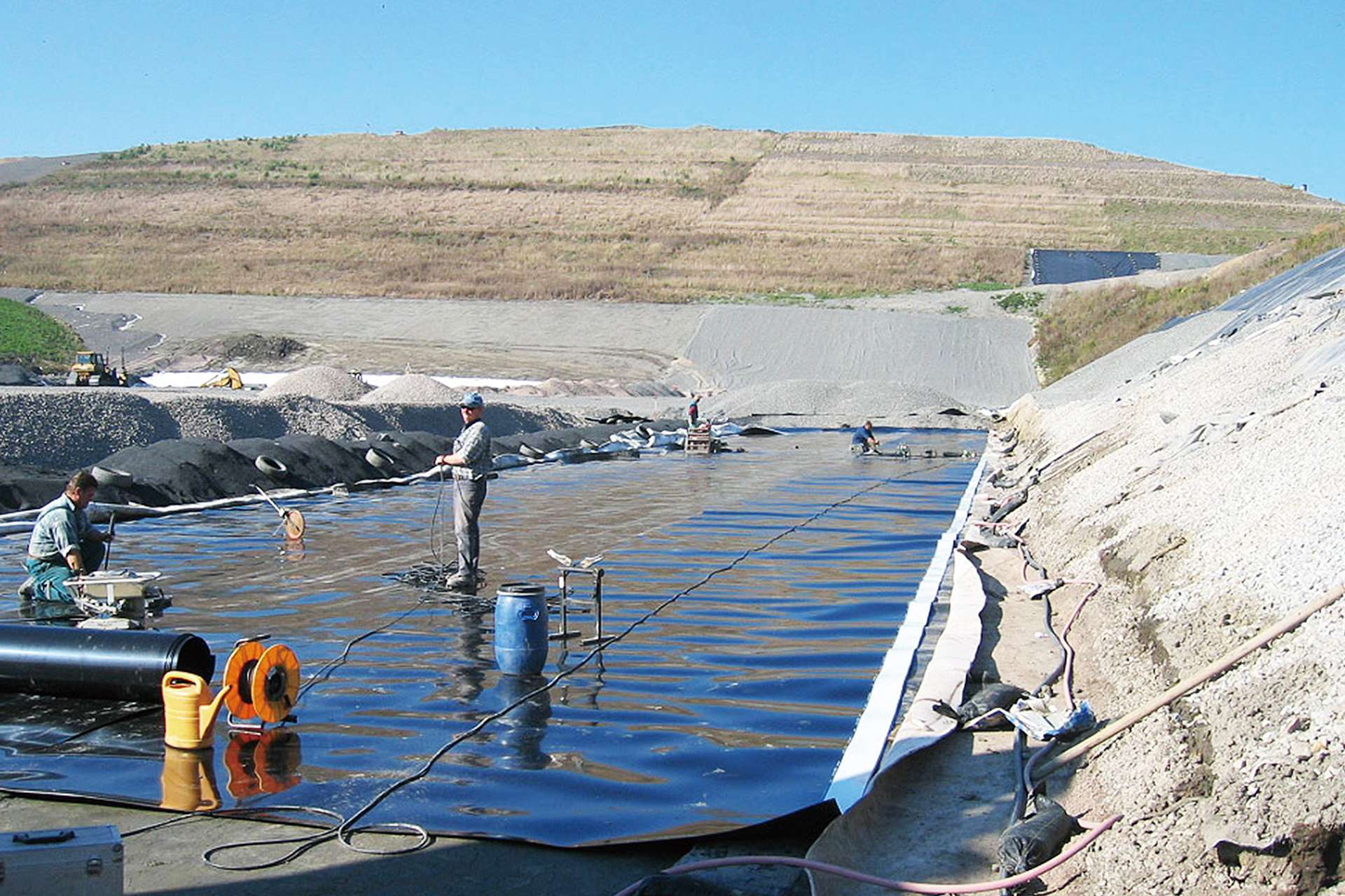 Anti-seepage design of composite geomembrane